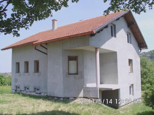 Kucu 300m2 Hitno