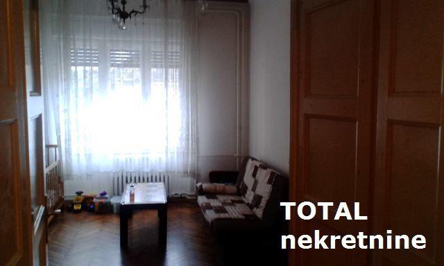Uknjizen-trosoban-salonski-stan-u-centru