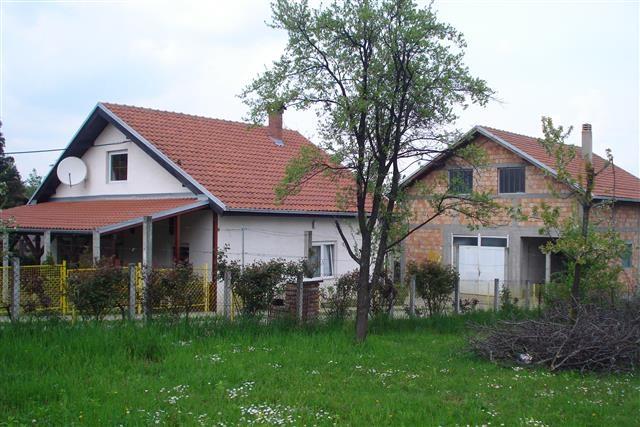 Dve kuce na 7.5 ari plac