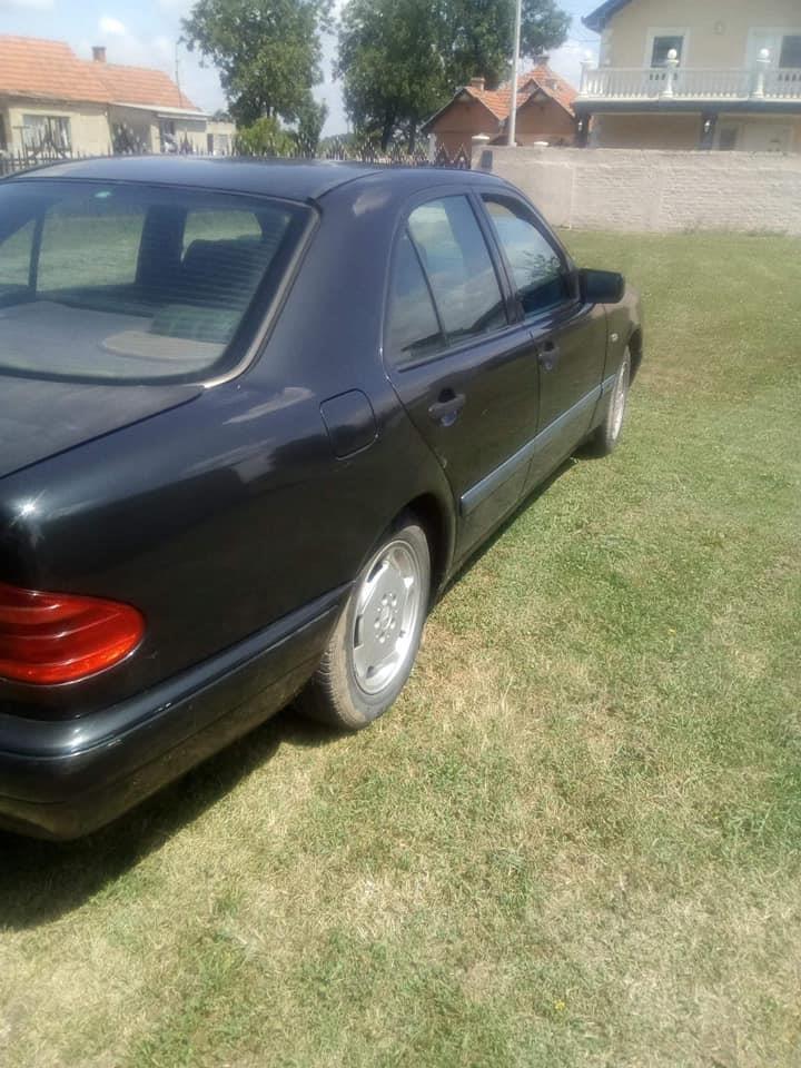 Mercedes-E200