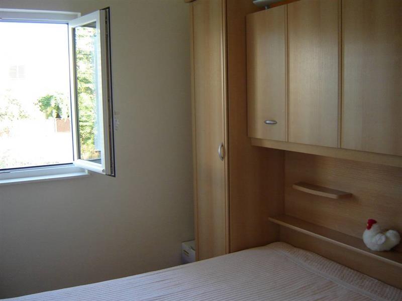 Prodaje-se-apartman-u-Pirovcu--Dalmacija-