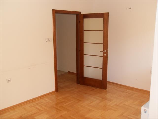 Trosoban stan 80m2 na Paliluli