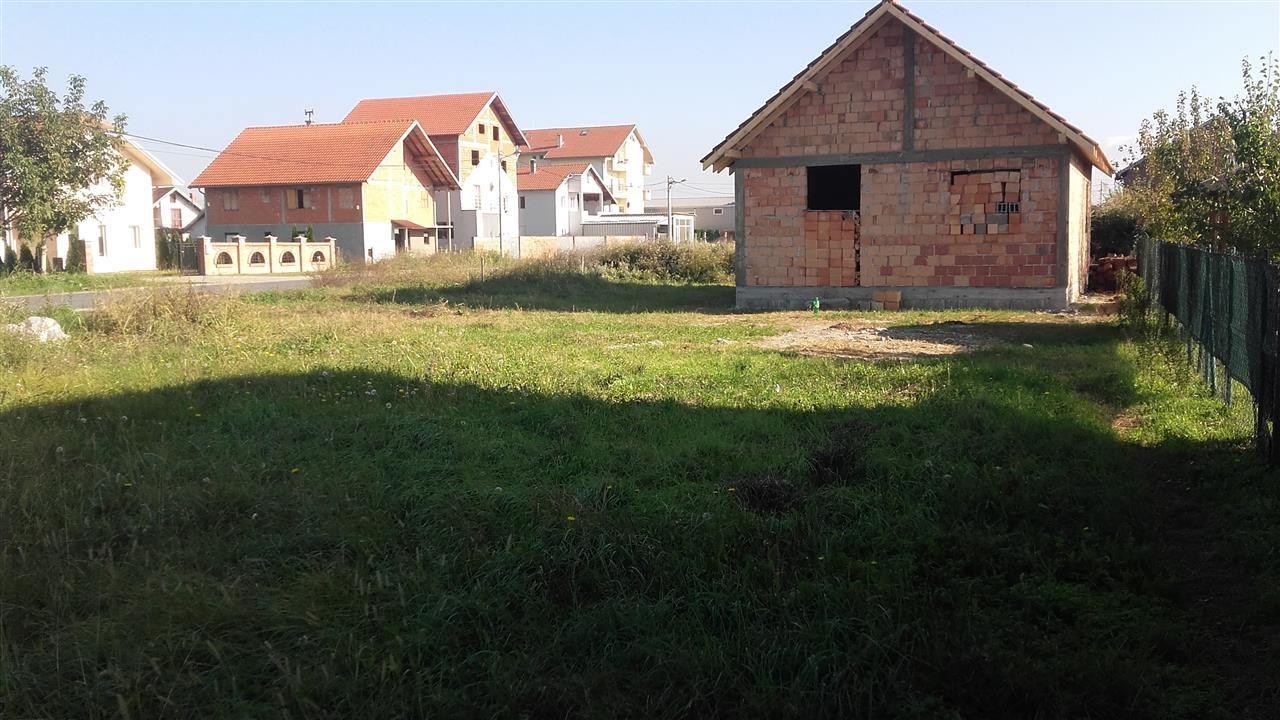 Prostran-plac-na-sjajnoj-lokaciji