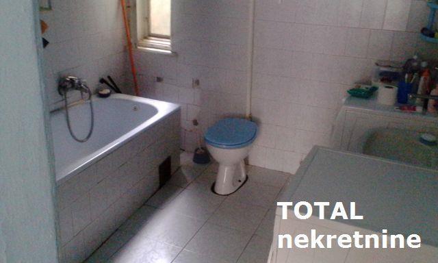 Uknjizen-trosoban-salonski-stan-u-centru