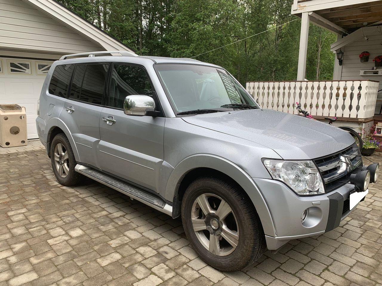 MITSUBISHI-PAJERO