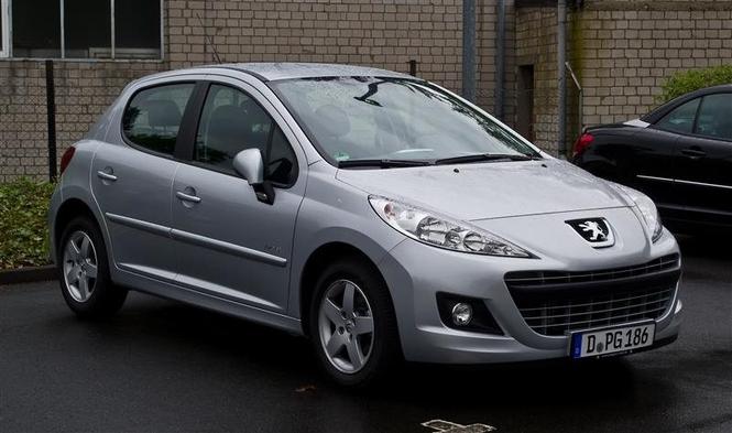 Peugeot 207 hdi benzin enterijer