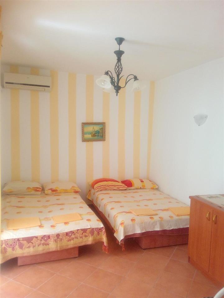 Izdajem-apartmane-u-Sutomoru