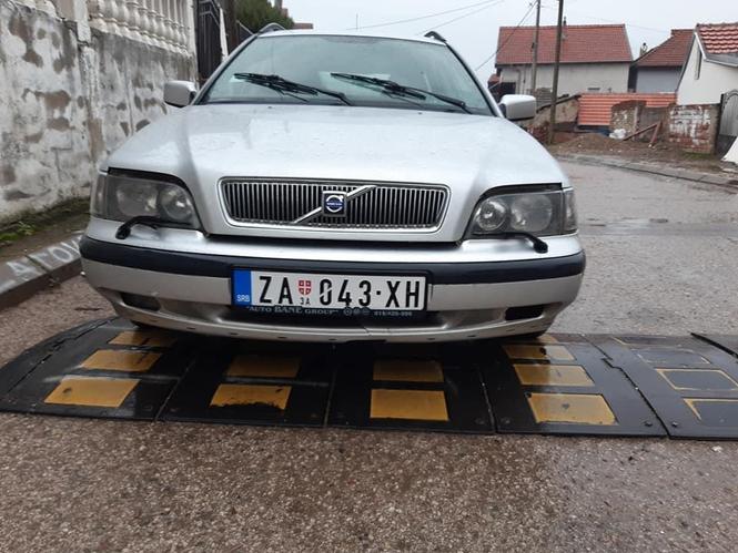 VOLVO V40