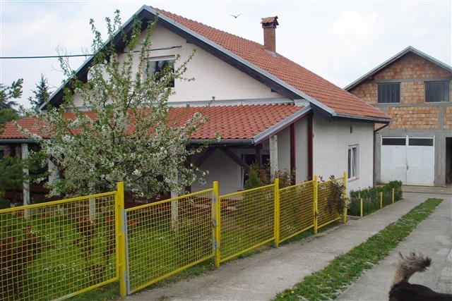 Dve-kuce-na-7-5-ari-plac