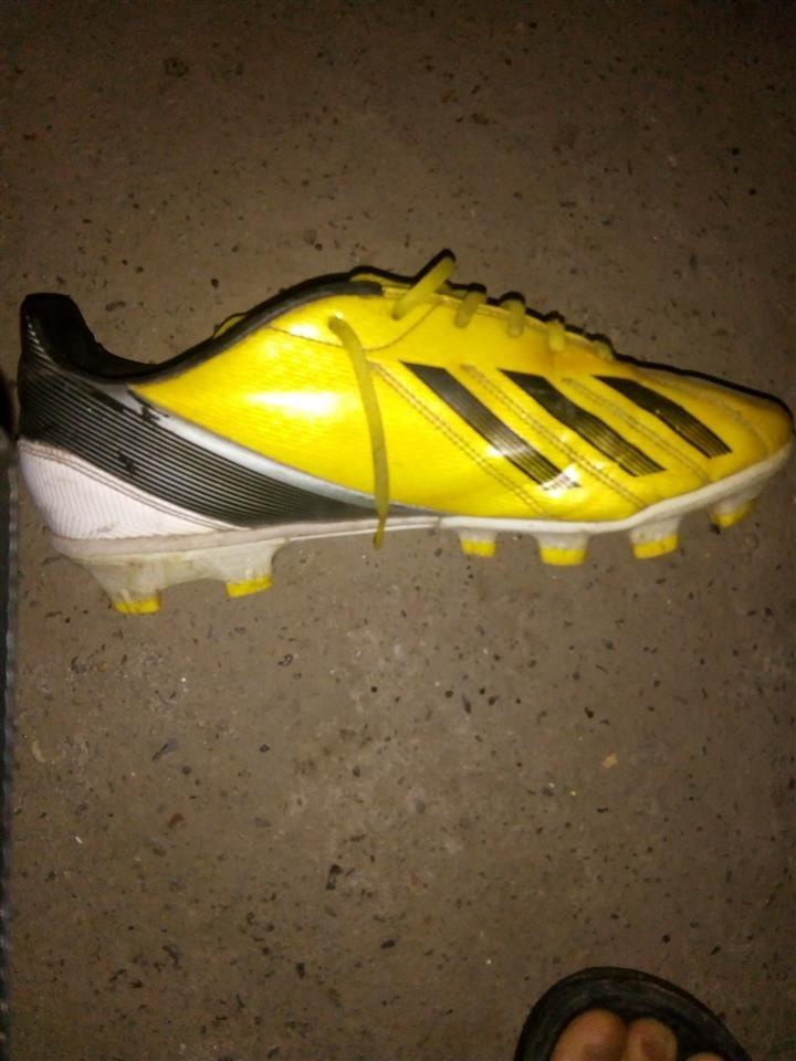 Prodajem-kopacke-Adidas