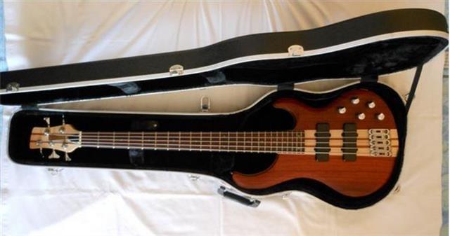 Bas gitara Aster B-905 sa koferom