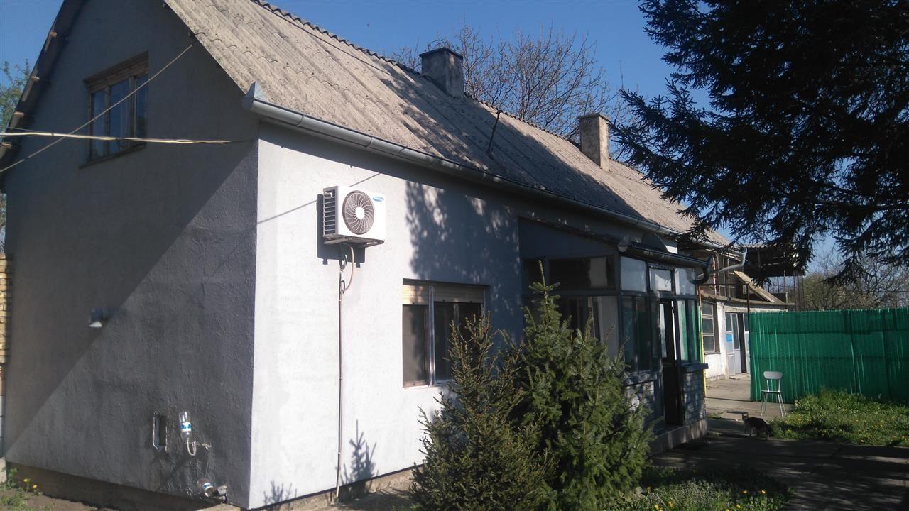 Imanje-se-dve-kuce-i-zemljom