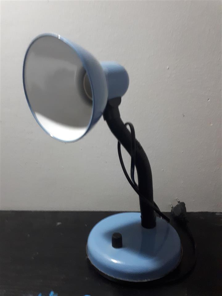 STOLNA-LAMPA-ODLICNA