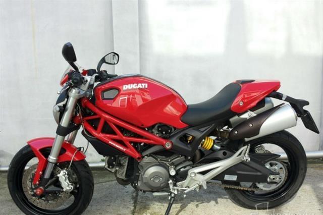 Ducati-Monster-696-2010