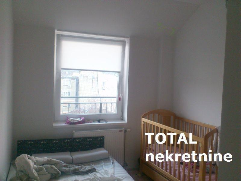 Uknjizen-troiposoban-duplex-stan-u-centru