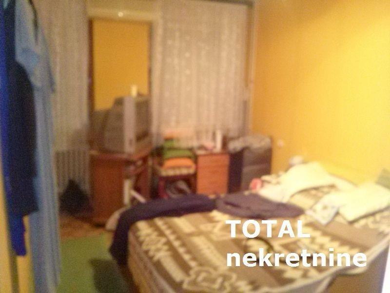 Uknjizen-trosoban-stan-u-centru