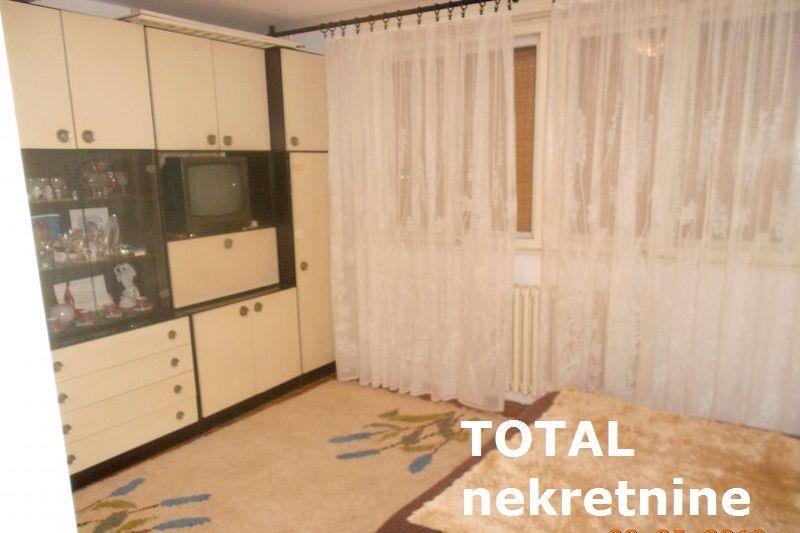 Uknjizen-klasican-trosoban-stan
