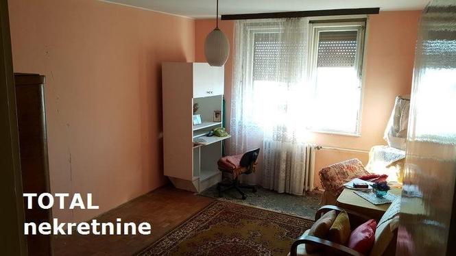Uknjizen dvoiposoban stan u centru 