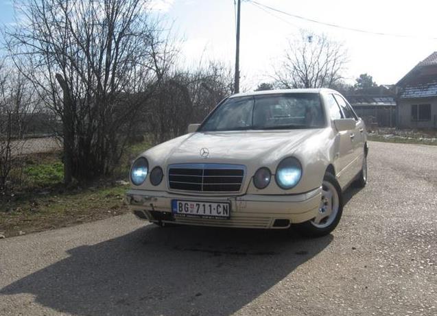 Mercedes-Benz-E220--98--