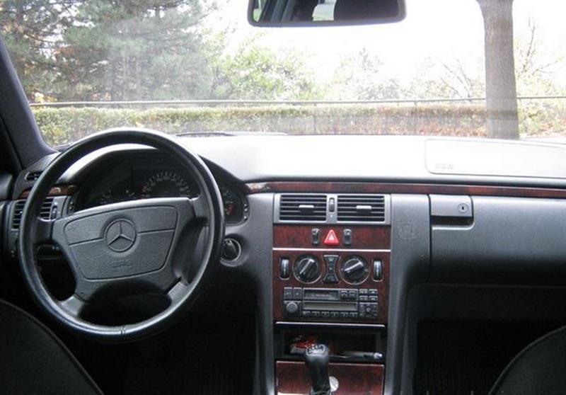 Mercedes-Benz-E240-Elegance--98