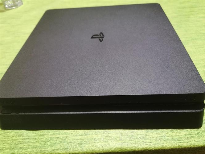 Play Station 4 slim