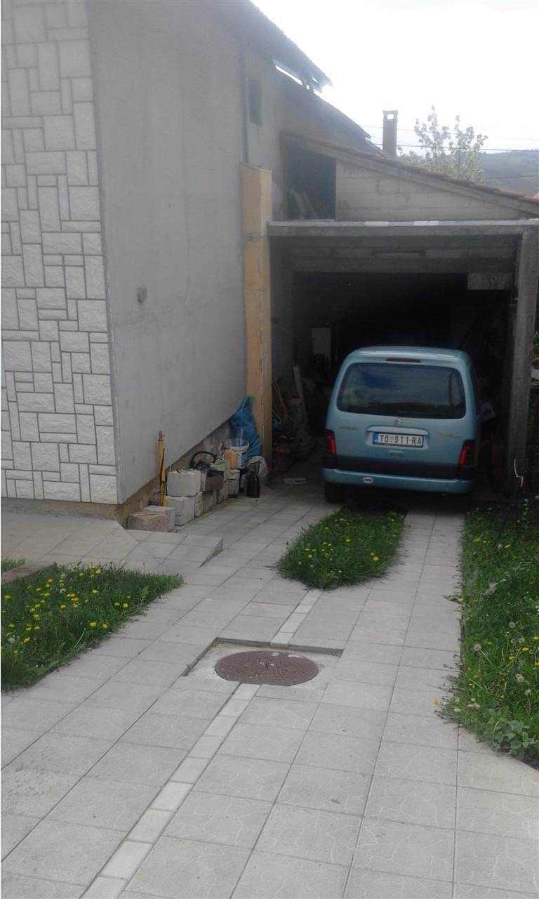 Prodajem-kucu-u-centru-Topole-150m2-