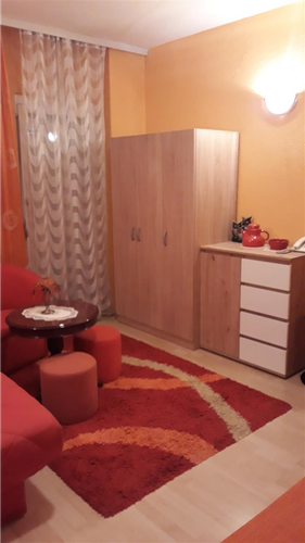 Izdajem trosoban stan u užem centru 