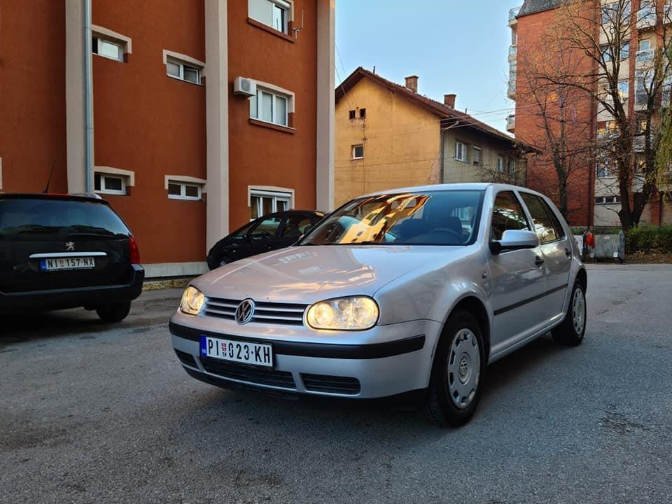 AUTOMOBIL