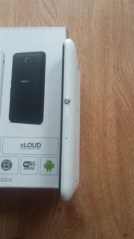 Mobilni-telefon-Sony-Xperia-E4