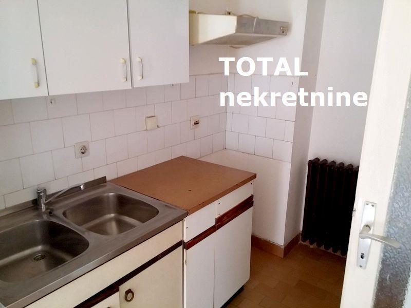 Uknjizen-jednoiposoban-stan