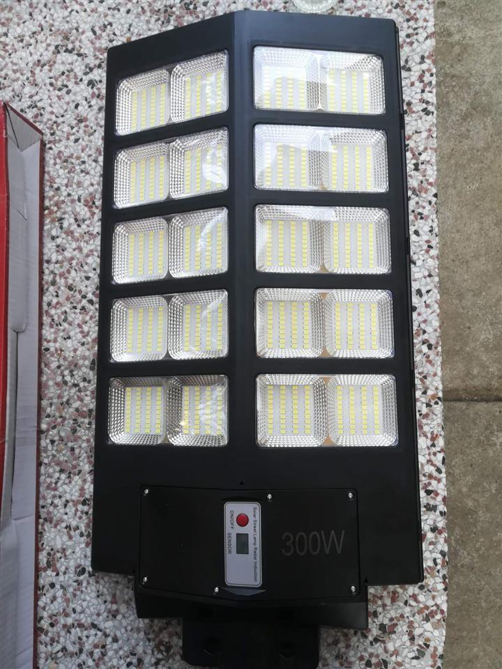 Solarni-led-reflektor-300w