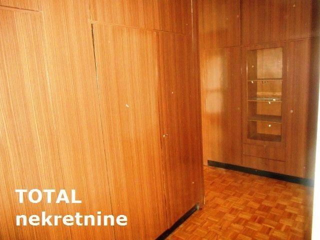 Uknjizen-trosoban-stan-u-centru