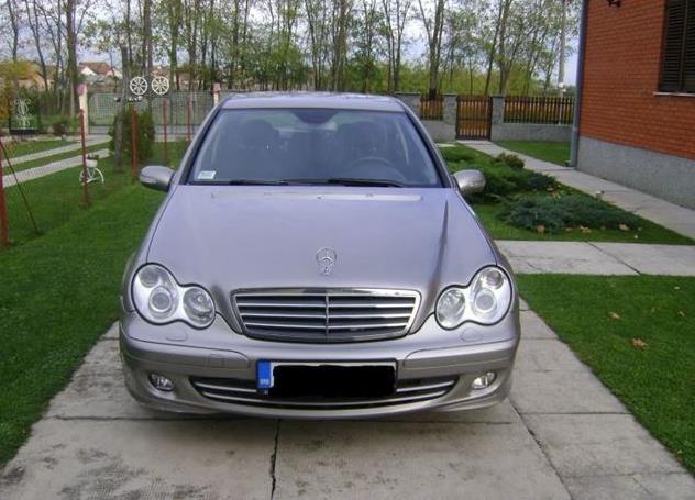 Mercedes-Benz-C200--05