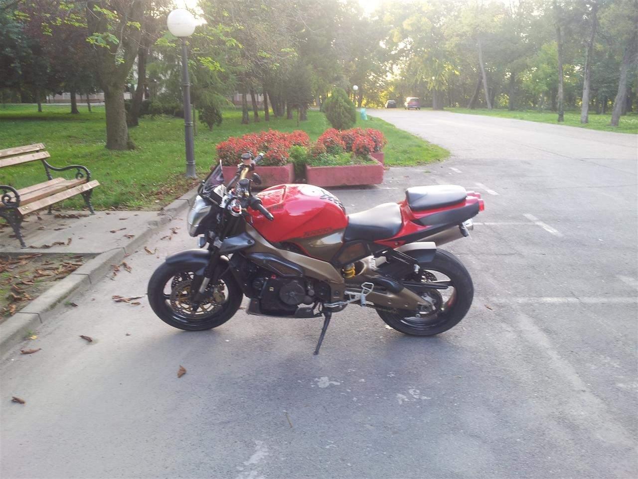 Aprilia-Tuono
