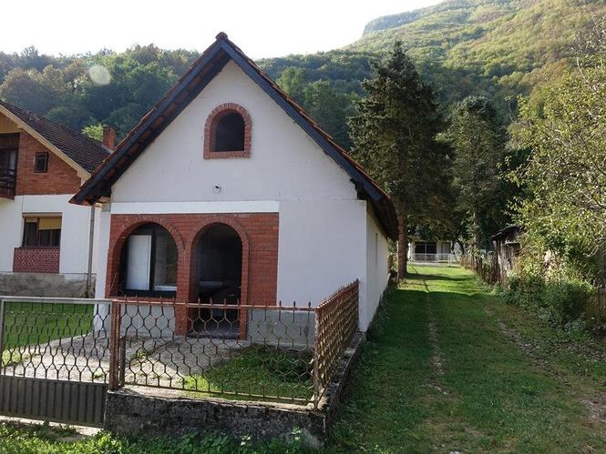 KUĆA u centru Perućca