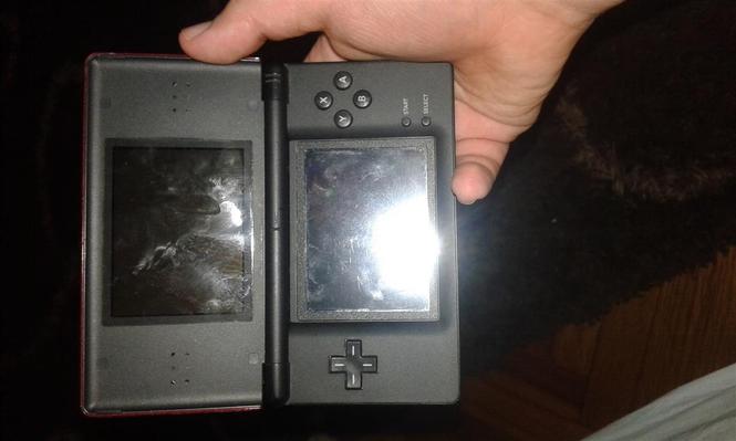 Nintendo DS Lite crveni