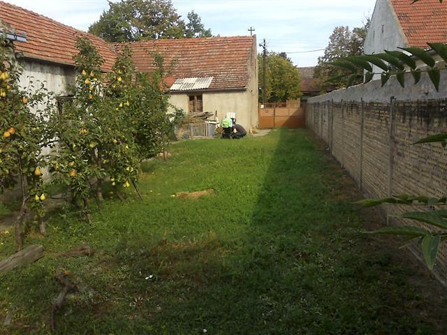 Plac-sa-starom-kucom-za-rusenje--