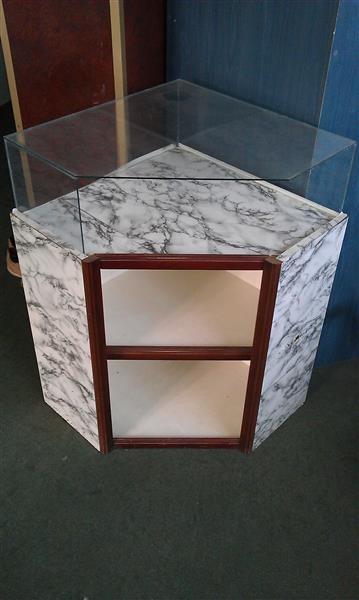 Vitrine-u-odlicnom-stanju