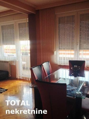 Uknjizen trosoban duplex stan u centru