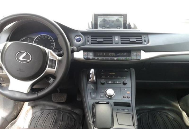 Lexus-CT-200h-Hybrid--12