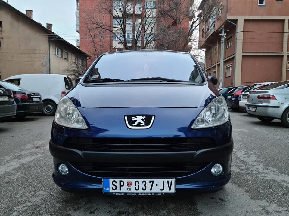 AUTOMOBIL