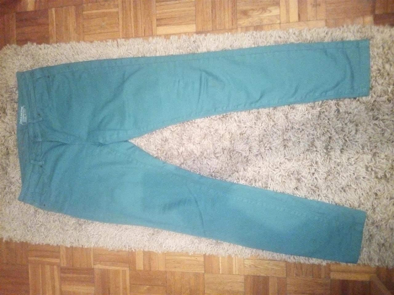 Nove-tamno-zelene-pantalone-
