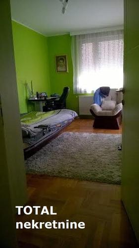 Uknjizen petosoban duplex stan u centru