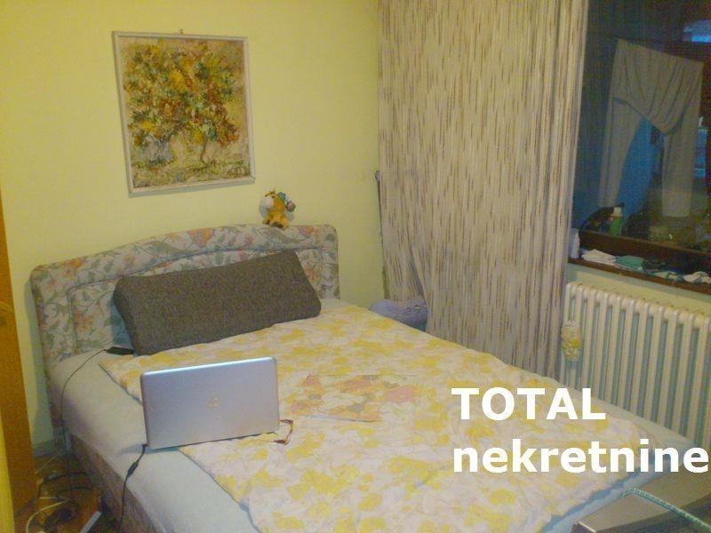 Uknjizen-trosoban-odrazavan-stan