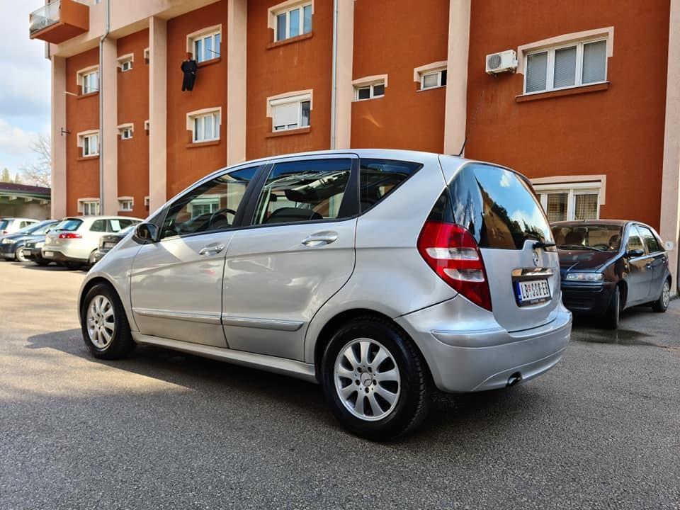 AUTOMOBIL