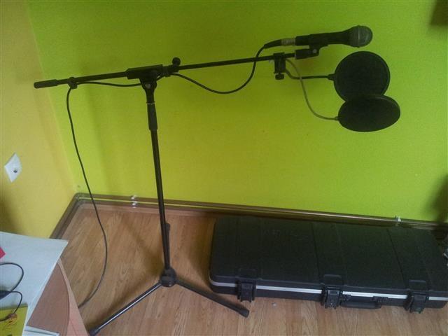 AKG D88S sa stalkom i 2 pop shield-a