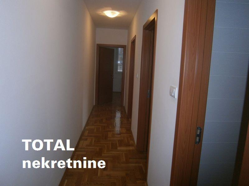 Uknjizen-dvoiposoban-stan-u-centru