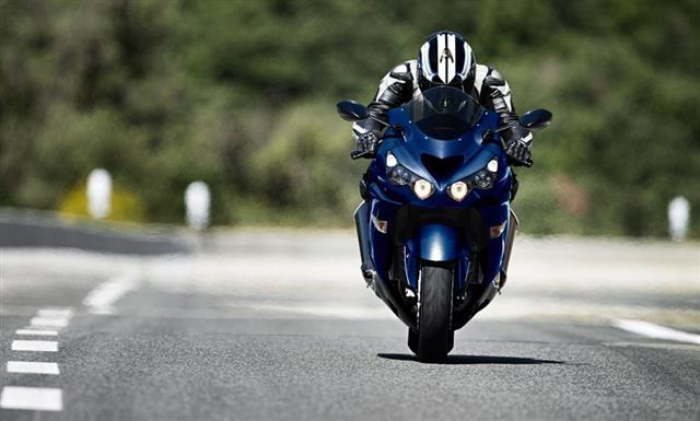 Kawasaki-ZZR-1400--13