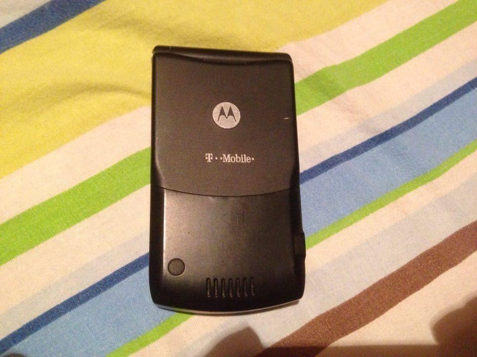 Motorova-V3-SIMFREE-2-Komada