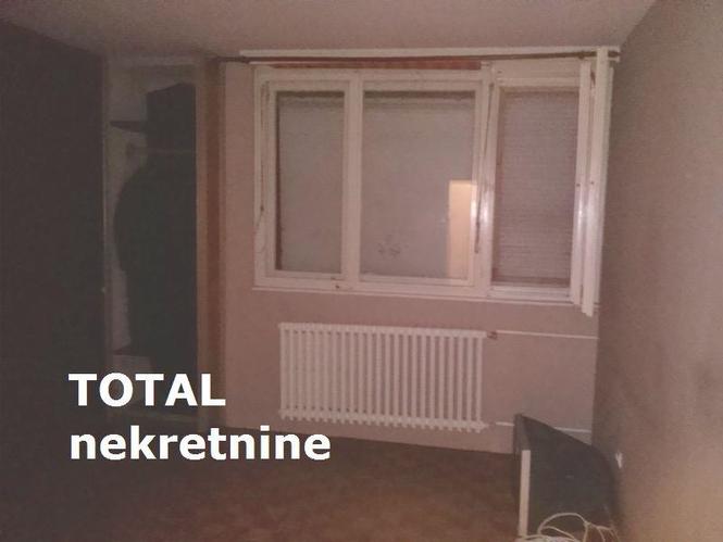 Uknjizen dvosoban stan u centru
